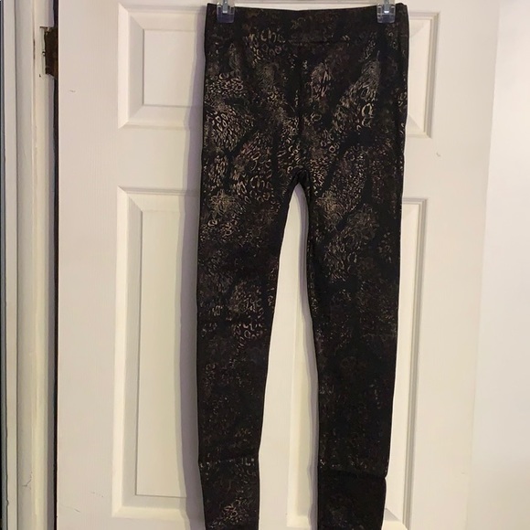 🎉HP🎉BLACK/GOLD METALLIC CHEETAH PRINT LEGGINGS - Picture 5 of 8